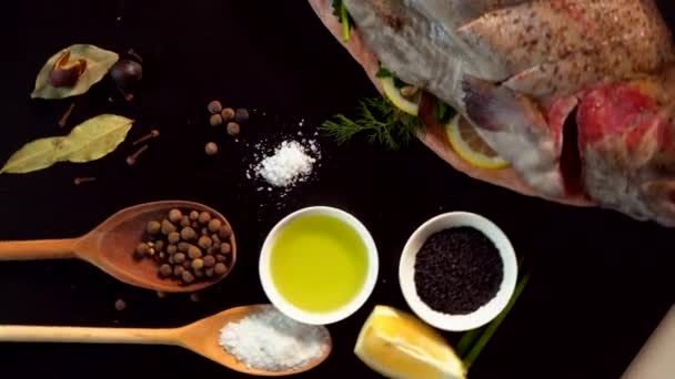 Blandade ingredienser för krydda en rå öring — Stockvideo