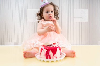 Onun doğum günü pastası ile genç kız