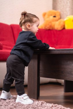 Sevimli küçük bebek kız durmak öğrenme