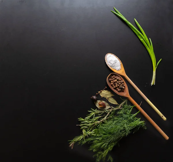 Кулинарный натюрморт с травами и специями на черном — стоковое фото