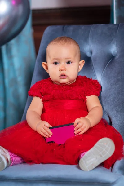 Lilla barn flicka i röd klänning med smartphone — Stockfoto