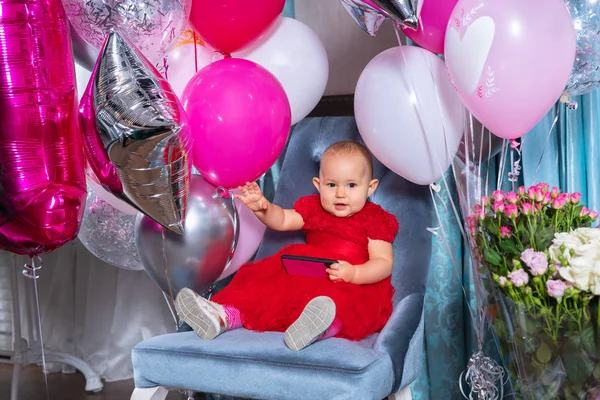 Gelukkig klein meisje zwaaien naar de camera — Stockfoto