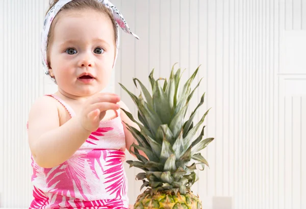パイナップルと小さな女の赤ちゃんの肖像画 — ストック写真