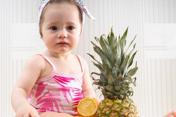 Close-up portret van een jong meisje met vruchten — Stockfoto
