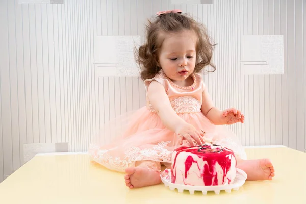 Babymeisje eten taart met vingers — Stockfoto