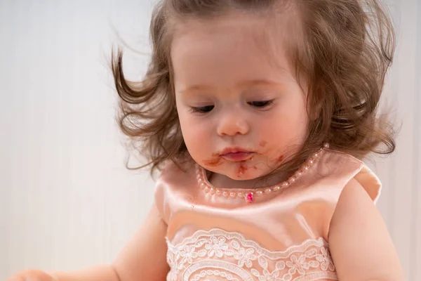 Niedliche kleine Mädchen mit einem schmutzigen klebrigen Gesicht — Stockfoto