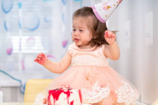 Kleines Mädchen genießt ihre Geburtstagsparty — Stockfoto