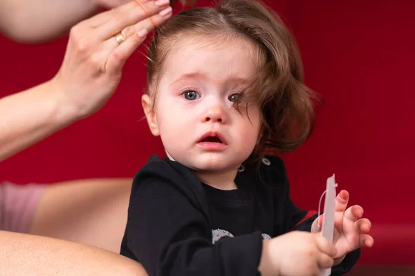 Flechten junger Mädchen Haare — Stockfoto