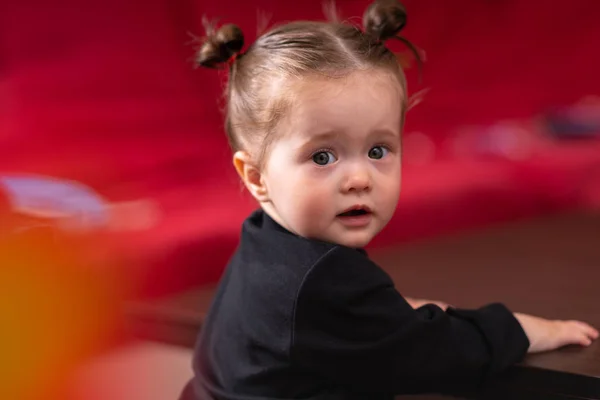 Close-up portrait of young baby girl — Stock Photo, Image