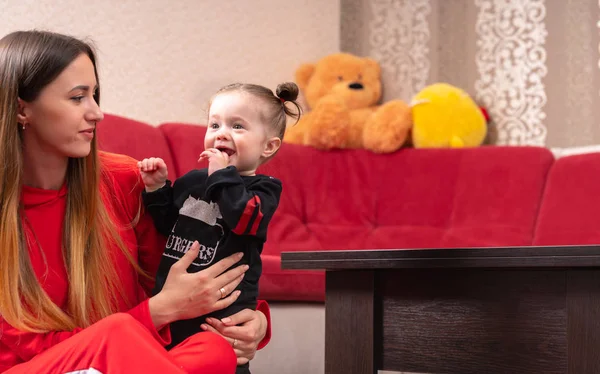 Mooie jonge moeder en haar schattige baby — Stockfoto