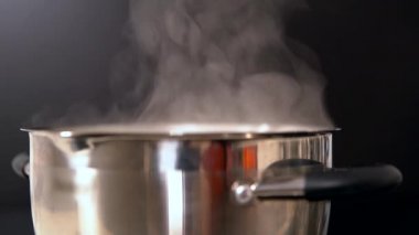 Sobaydaki bir tencereden yükselen buharı yakınlatın