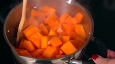 Kadın karıştırma Taze kabak ve soğan doğranmış