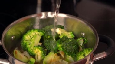 Sebze sote su veya stok ekleyerek Cook