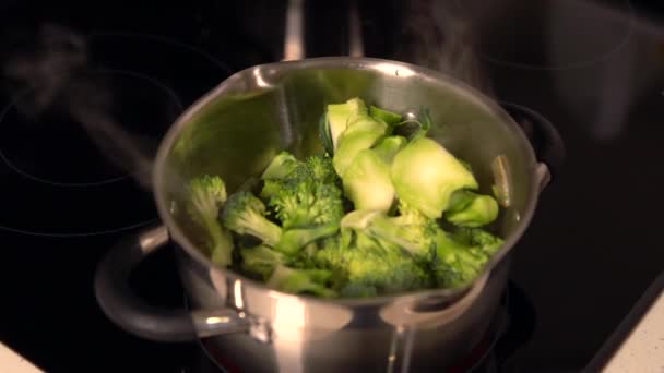 Stomen hete pot van verse broccoli koken — Stockvideo