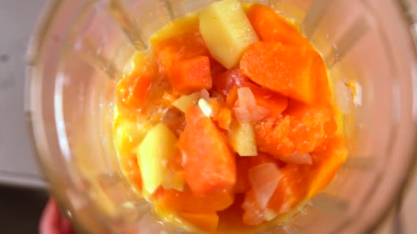 Zucca bollita a dadini e patate in un frullatore — Video Stock
