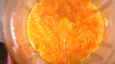Mekanik bir blender içinde Pulverised pişmiş kabak