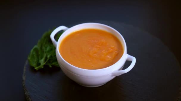 Bowl of delicious homemade pumpkin soup — Stock Video