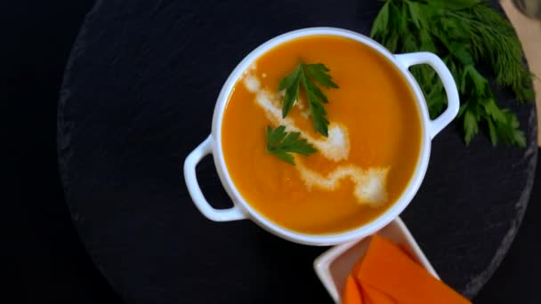 Serving of thick fresh homemade pumpkin soup — Stock Video