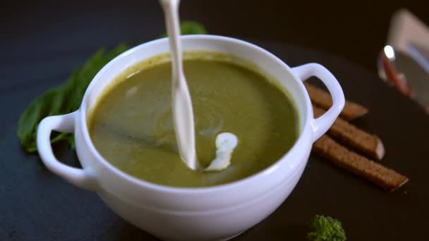 Sopa de brócoli decorativa de chef con crema — Vídeo de stock