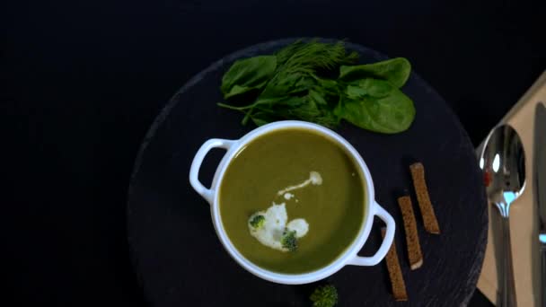 Smakelijke winter voorgerecht van dikke broccoli soep — Stockvideo