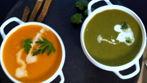 Tigelas de brócolis e sopa de abóbora — Vídeo de Stock