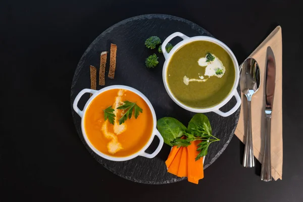 Délicieuses soupes saines au brocoli et au noyer cendré — Photo