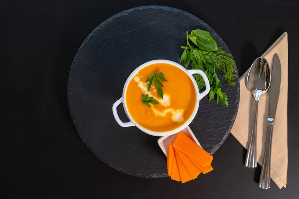 Bol de soupe de citrouille chaude maison savoureuse — Photo