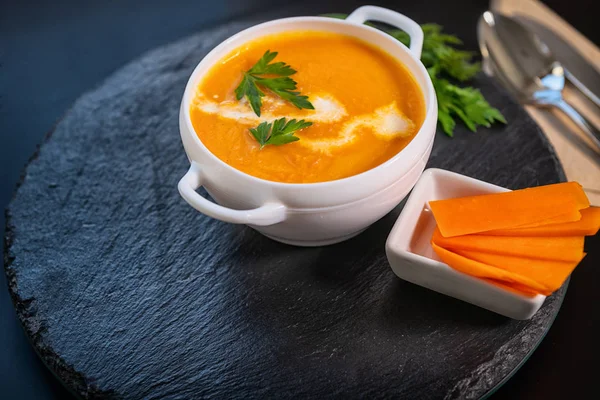 Вкусный толстый свежеприготовленный суп из тыквы — стоковое фото