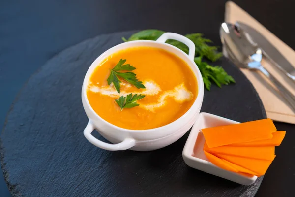 Soupe de citrouille garnie de crème fraîche et d'herbes — Photo