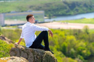 Genç adam bahar güneşinin tadını çıkarıyor.