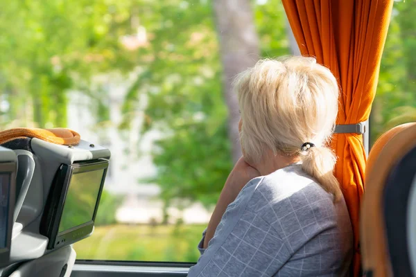 Mujer rubia viajando en un autobús o tren — Foto de Stock