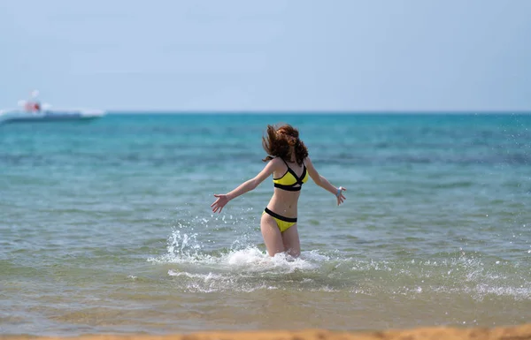 Mujer joven disfrutando de unas vacaciones en la playa — Foto de Stock