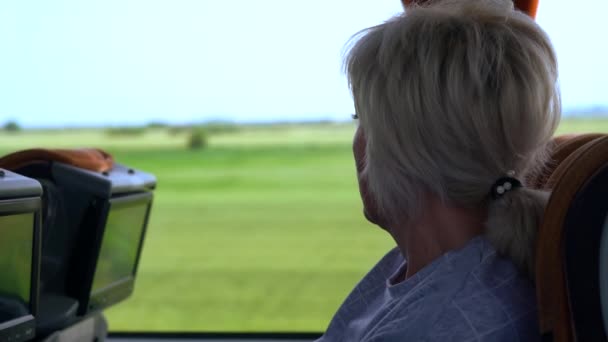 Blonde vrouw zittend bewondert het uitzicht — Stockvideo