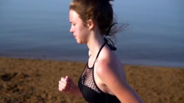 Plajda koşu çekici uyum genç kadın