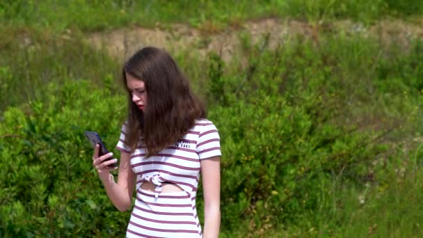 Jovem elegante perdida no campo — Vídeo de Stock