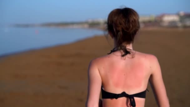 Coup de soleil jeune femme fuyant la caméra — Video