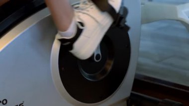 Spor salonunda bisiklet süren bir kadın.
