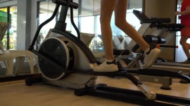 Çalışan makine yi kullanan genç kadının yakın çekim