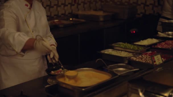 Chef préparant une omelette aux œufs sur commande — Video