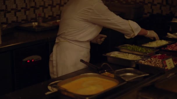 Chef preparando um prato adicionando ingredientes — Vídeo de Stock