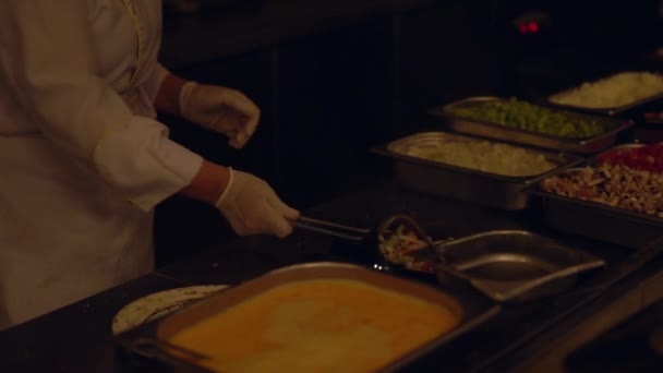 Primo piano dello chef utilizzando padella sul fornello a gas caldo — Video Stock