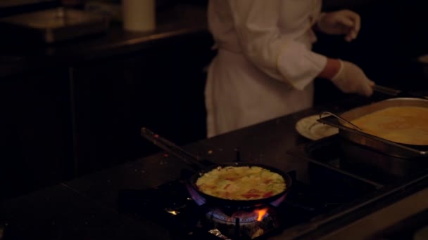 Cottura di frittata di uova fresche su un bruciatore — Video Stock