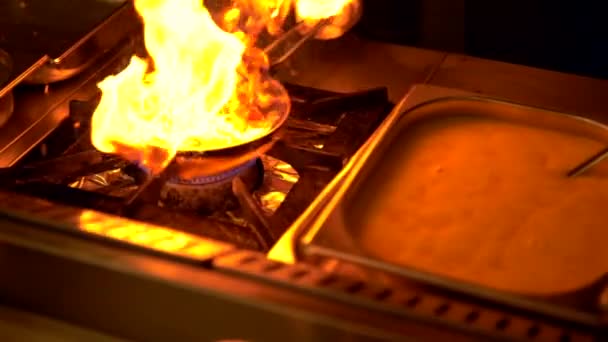Chef ingrédients frais flamboyants pour une omelette 