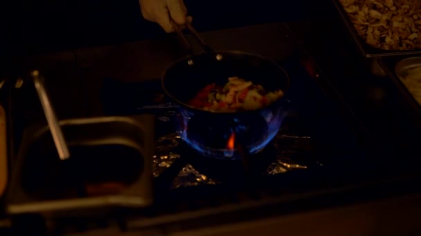 Chef ajoutant des ingrédients dans une casserole 