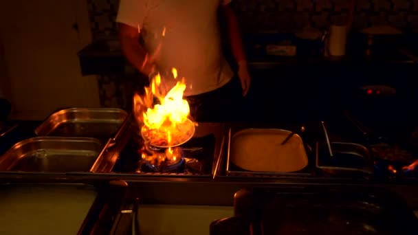 Chef flaming and tossing ingredients in a pan — Stock Video