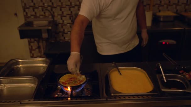 Chef cocinando una tortilla de huevo fresco — Vídeo de stock