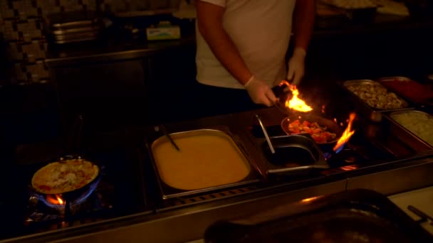 Chef flamejante e jogando legumes em uma panela — Vídeo de Stock