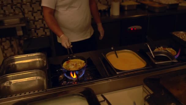 Chef lanzando un omellete de huevo y verduras — Vídeo de stock