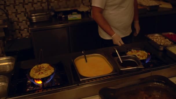 Koki laki-laki menyiapkan omelet untuk sarapan — Stok Video