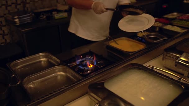 Chef sirviendo en tortilla de huevo en un plato — Vídeo de stock